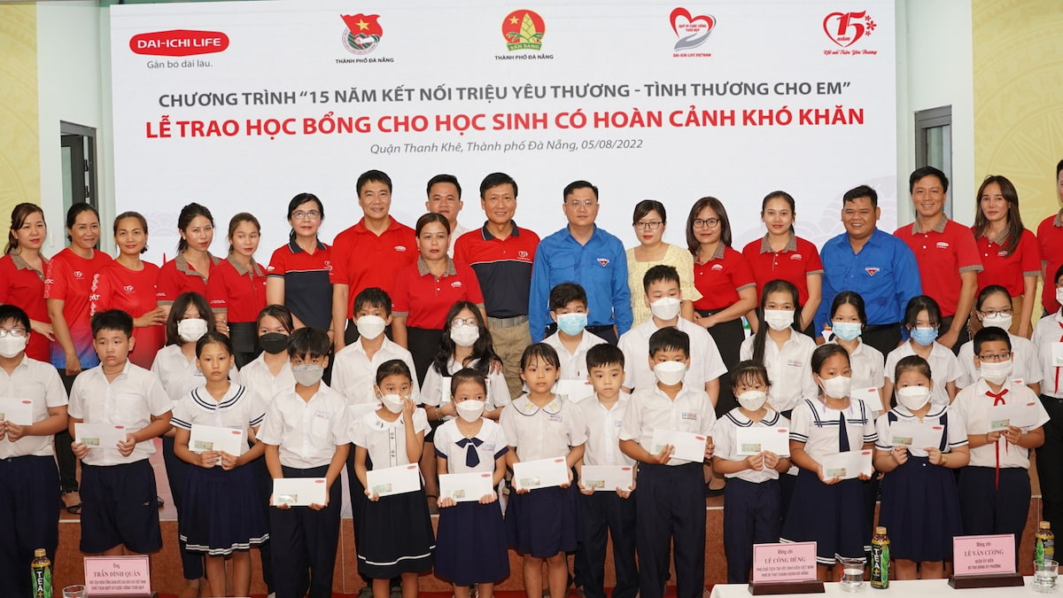 Trao tặng 25 suất học bổng trị giá 50 triệu đồng cho học sinh hoàn cảnh khó khăn tại quận Thanh Khê